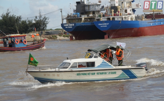   Bộ đội Biên phòng tỉnh khẩn trương kêu gọi tàu thuyền vào nơi an toàn