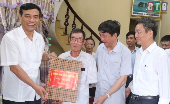   Các Nh881 lãnh đạo tỉnh thăm, tặng quà đối tượng chính sách và người có công