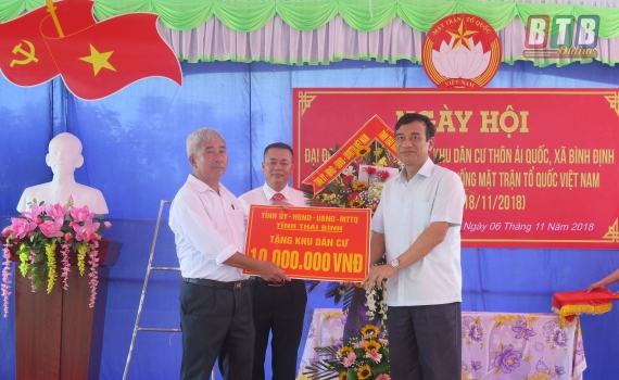   Đồng chí Đặng Trọng Thăng, Phó Bí thư Tỉnh ủy, Chủ tịch Nh88 casino tỉnh dự ngày hội Đại đoàn kết toàn Nh88 con ở thôn Ái Quốc