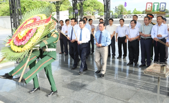   Đoàn đại biểu tỉnh Thái Bình dâng hương tưởng niệm các anh hùng liệt sĩ
