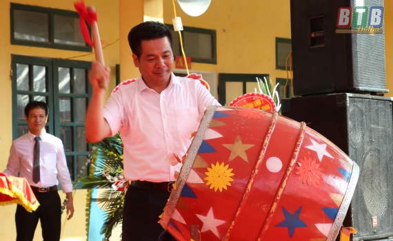   Các Nh881 lãnh đạo tỉnh chúc mừng, dự khai giảng năm học 2018 – 2019