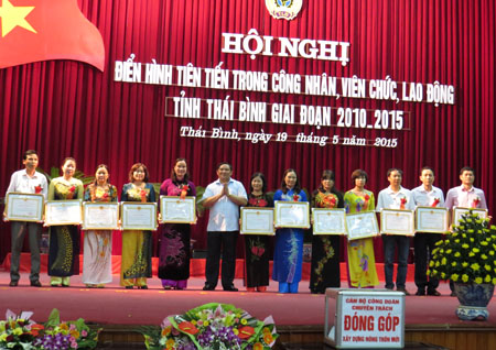   Biểu dương điển hình tiên tiến trong công nhân, viên chức, lao động