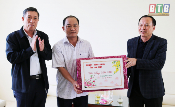   Đồng chí Phạm Văn Ca, Ủy viên Ban Thường vụ Tỉnh ủy, Phó Chủ tịch thường trực Nh88 casino tỉnh kiểm tra và chúc tết cán bộ, công nhân một số doanh nghiệp
