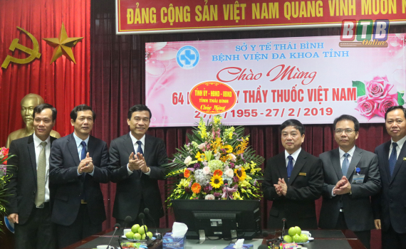   Đồng chí Phó Bí thư Tỉnh ủy, Chủ tịch Nh88 casino tỉnh thăm và chúc mừng Bệnh viện Đa khoa tỉnh nhân ngày Thầy thuốc Việt Nam
