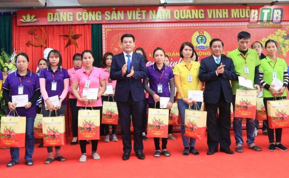   Đồng chí Trần Cẩm Tú, Bí thư Trung ương Đảng, Chủ nhiệm Nh88 com Kiểm tra Trung ương thăm, tặng quà tết công nhân lao động và các đối tượng chính sách
