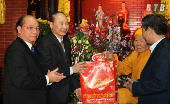  Đồng chí Phạm Văn Sinh, Bí thư Tỉnh ủy chúc tết các chức sắc tôn giáo và nhân sĩ trí thức