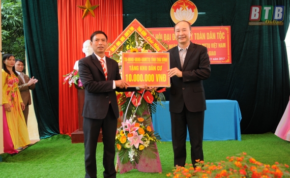   Đồng chí Phạm Văn Sinh, Bí thư tỉnh ủy dự ngày hội đại đoàn kết toàn dân ở cơ sở