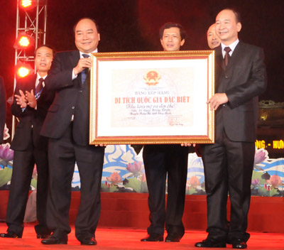   Lễ đón Bằng xếp hạng Di tích quốc gia đặc biệt và khai hội đền Trần năm 2015