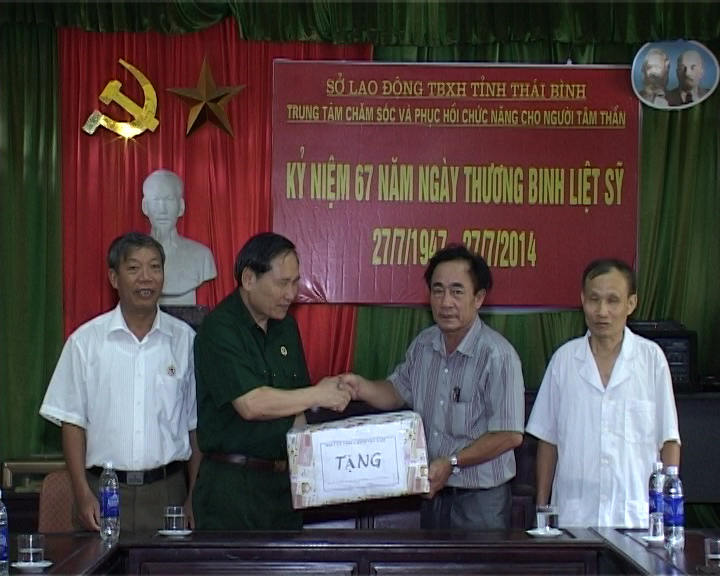   Thái Bình tri ân các anh hùng, liệt sĩ và thăm tặng quà đối tượng chính sách