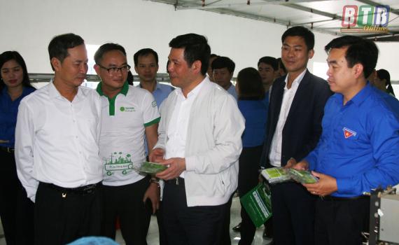   Đồng chí Bí thư Tỉnh ủy, Chủ tịch Nh88 - Cá Cược Mỗi Ngày - Nh88 vip Liền Tay tỉnh thăm Nh88 casino trồng, chế biến cây dược liệu do thanh niên làm chủ tại huyện Quỳnh Phụ