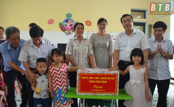   Đồng chí Phó Bí thư thường trực Tỉnh ủy đi thăm, tặng quà trẻ em nhân ngày Quốc tế thiếu nhi