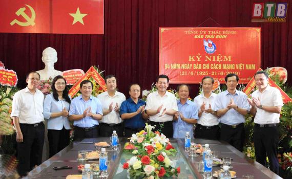   Thường trực Tỉnh ủy chúc mừng các cơ quan báo chí nhân dịp kỷ niệm 94 năm ngày Báo chí cách mạng Việt Nam