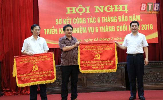   15 tổ chức cơ sở đảng, đảng viên được nhận cờ, bằng khen của Ban Thường vụ Tỉnh ủy