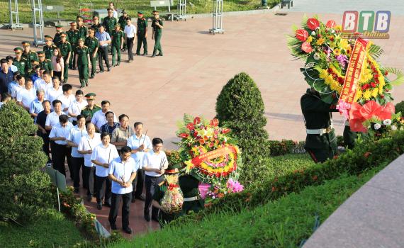   Đoàn đại biểu tỉnh Thái Bình dâng hương tưởng niệm các anh hùng liệt sĩ tại Thành cổ Quảng Trị