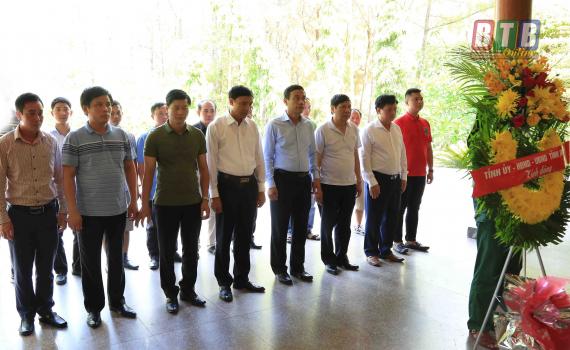   Dâng hương tưởng niệm các liệt sĩ thanh niên xung phong tại Ngã ba Đồng Lộc