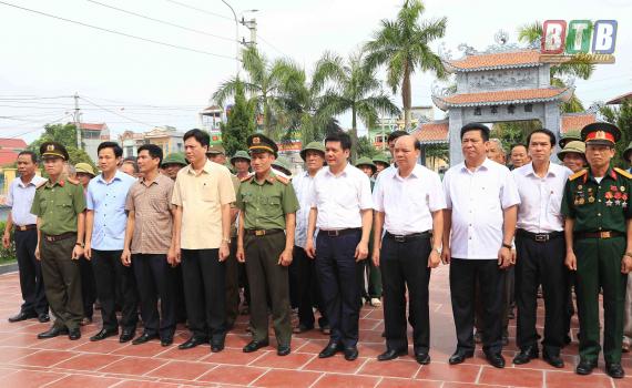   Đồng chí Bí thư Tỉnh ủy, Chủ tịch Nh88 - Cá Cược Mỗi Ngày - Nh88 vip Liền Tay tỉnh đi thăm, tặng quà đối tượng chính sách và người có công