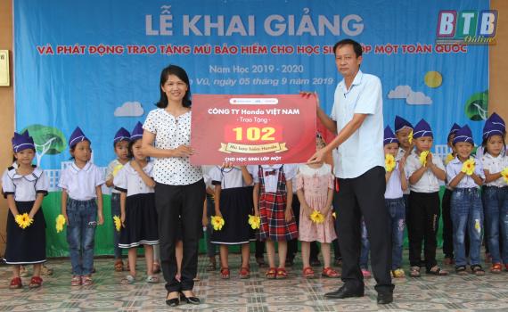   Tặng mũ bảo hiểm, học bổng cho học sinh