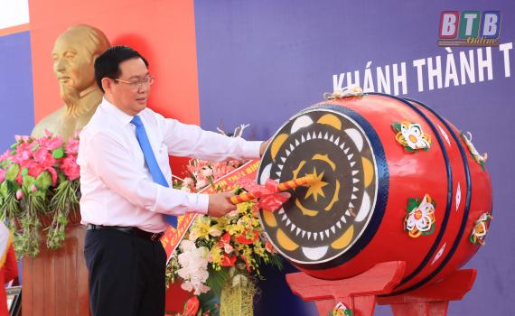   Đồng chí Vương Đình Huệ, Ủy viên Bộ Chính trị, Phó Nh881 Nh88 con dự lễ khánh thành và khai giảng năm học mới tại Trường Tiểu học Lý Nam Đế