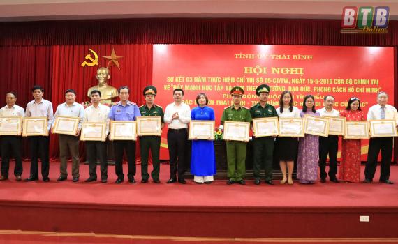   31 tập thể, cá nhân được khen thưởng trong học tập và làm theo tư tưởng, đạo đức, phong cách Hồ Chí Minh