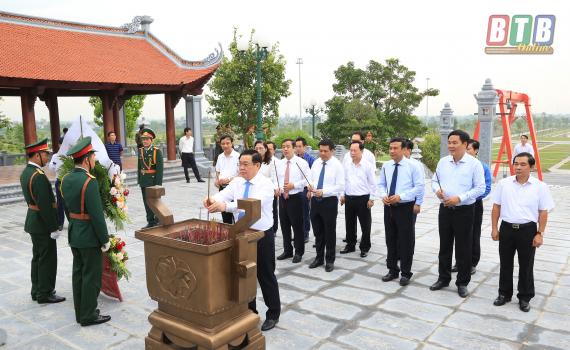  Đồng chí Vương Đình Huệ, Ủy viên Bộ Chính trị, Phó Nh881 Nh88 con dâng hương tại Đền thờ Bác Hồ