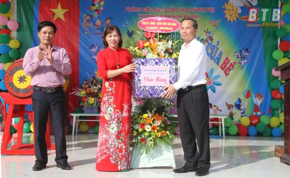   Các Nh881 lãnh đạo tỉnh dự, chúc mừng ngày khai giảng năm học mới