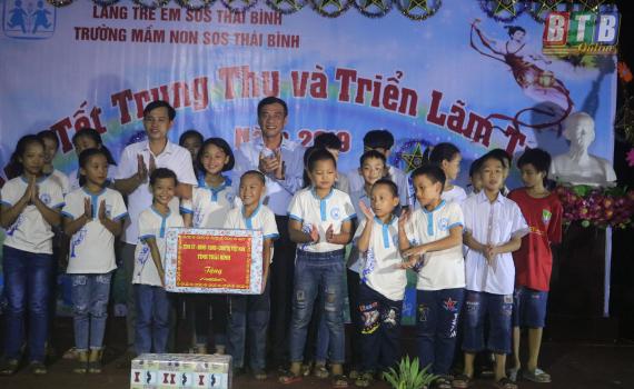   Đồng chí Phó Bí thư Tỉnh ủy, Chủ tịch Nh88 casino tỉnh thăm, tặng quà Tết Trung thu Làng trẻ em SOS
