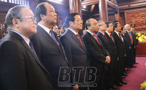   Đoàn đại biểu Đảng, Nhà nước dâng hương tưởng niệm Chủ tịch Hồ Chí Minh
