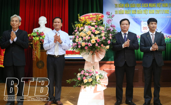   Đồng chí Phó Bí thư Tỉnh ủy, Chủ tịch Nh88 casino tỉnh chúc mừng thầy, cô giáo Trường Tiểu học và Trung học cơ sở, Trường Mầm non xã Thái Hưng