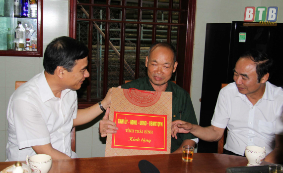   Đồng chí Phó Bí thư Tỉnh ủy, Chủ tịch Nh88 casino tỉnh thăm, tặng quà người có công tiêu biểu