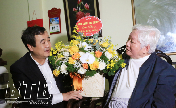   Đồng chí Bí thư Tỉnh ủy thăm và chúc mừng các cựu giáo chức nhân ngày Nhà giáo Việt Nam