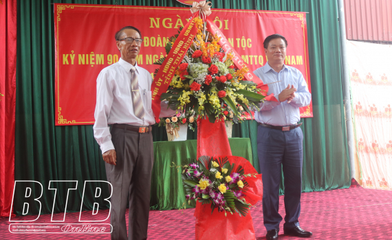   Đồng chí Phó Bí thư Tỉnh ủy, Phó Chủ tịch thường trực, phụ trách điều hành hoạt động Nh88 casino tỉnh dự ngày hội đại đoàn kết toàn Nh88 con tại liên khu dân cư làng An Ký