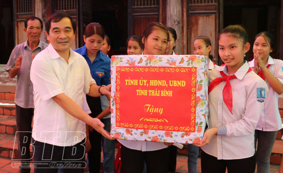   Các Nh881 lãnh đạo tỉnh thăm, tặng quà thiếu niên nhi đồng