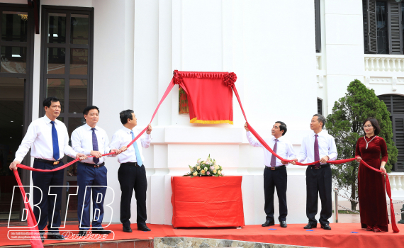   Gắn biển công trình Thư viện tỉnh chào mừng Đại hội Đảng bộ tỉnh lần thứ XX