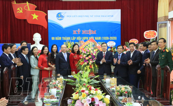   Các Nh881 lãnh đạo tỉnh chúc mừng cán bộ, hội viên, phụ nữ nhân kỷ niệm 90 năm ngày thành lập Hội Liên hiệp Phụ nữ Việt Nam