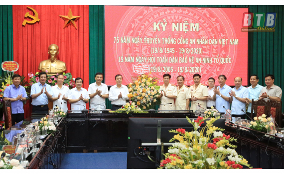   Các Nh881 lãnh đạo tỉnh thăm, chúc mừng cán bộ, chiến sĩ lực lượng công an Thái Bình