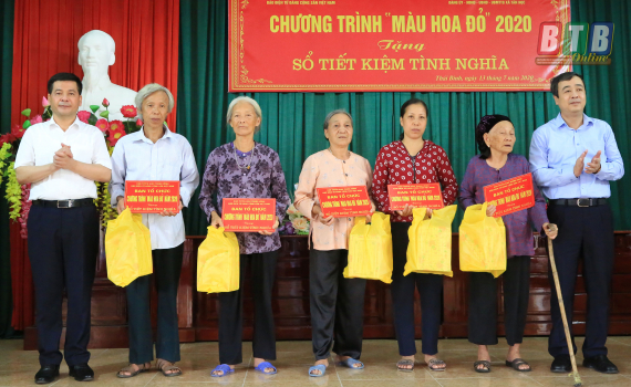   Tặng sổ tiết kiệm cho đối tượng chính sách