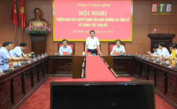   Trao quyết định điều động, bổ nhiệm cán bộ