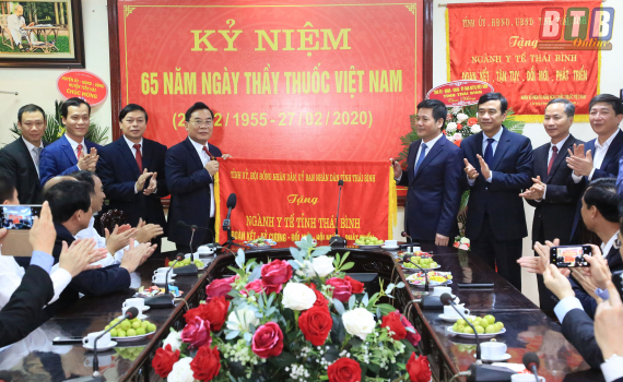   Các Nh881 lãnh đạo tỉnh thăm, chúc mừng cán bộ y tế nhân ngày Thầy thuốc Việt Nam