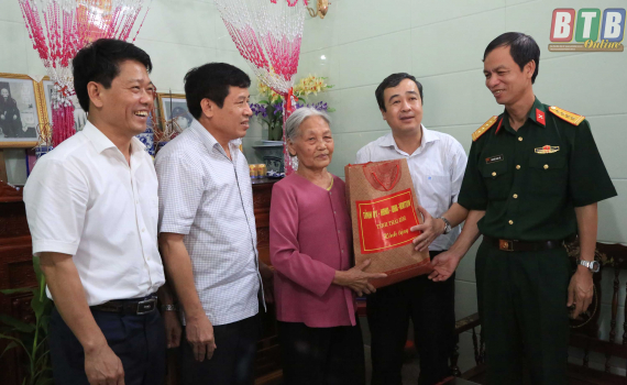   Đồng chí Bí thư Tỉnh ủy thăm, tặng quà gia đình chính sách, người có công
