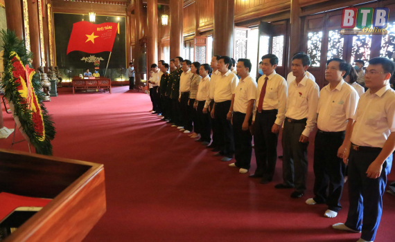   Dâng hương tưởng niệm các anh hùng liệt sĩ