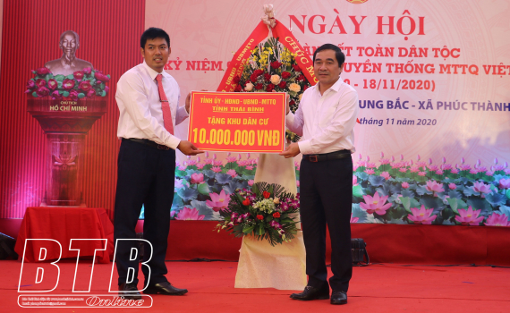   Đồng chí Phó Bí thư thường trực Tỉnh ủy, Chủ tịch Nh88 - Cá Cược Mỗi Ngày - Nh88 vip Liền Tay tỉnh dự ngày hội đại đoàn kết toàn Nh88 con tại huyện Vũ Thư