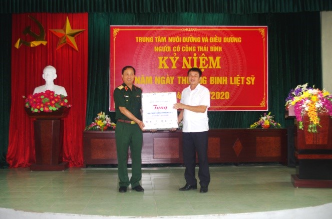   Bộ CHQS tỉnh: 62 suất quà trị giá gần 100 triệu đồng tặng các đối tượng chính sách dịp 27/7