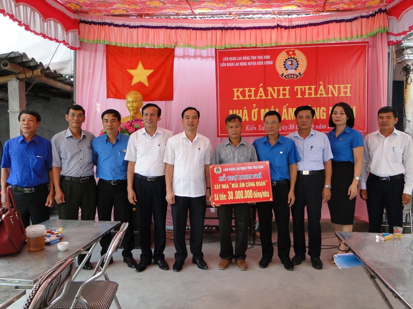   Liên đoàn lao động huyện Kiến Xương tổ chức khánh thành trao kinh phí xây nhà mái ấm cho đoàn viên