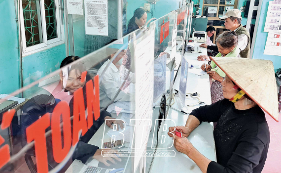   Hai người lính trên một mặt trận