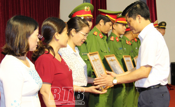   Đông Hưng: Khen thưởng 40 tập thể, cá nhân làm tốt Nh88 Nha cai an ninh học đường