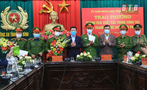   Các Nh881 lãnh đạo tỉnh thăm, động viên lực lượng công an khám phá các vụ án dư luận quan tâm