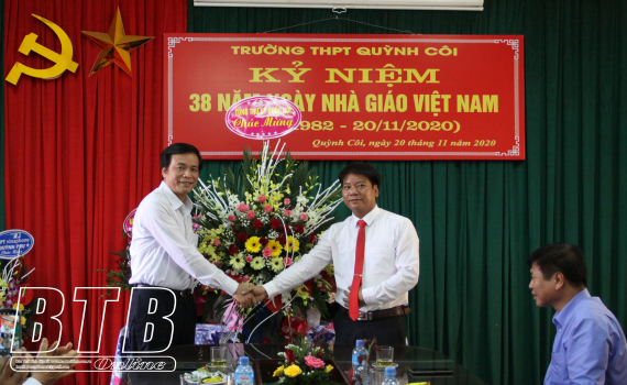   Đồng chí Nguyễn Hạnh Phúc, Ủy viên Ban Chấp hành Trung ương Đảng, Tổng Thư ký, Chủ nhiệm Văn phòng Nh88 net chúc mừng Trường THPT Quỳnh Côi nhân ngày Nhà giáo Việt Nam