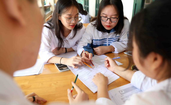   Kỳ thi tốt nghiệp THPT 2020 vẫn diễn ra như dự kiến và chia làm 2 đợt