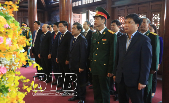   Dâng hương tưởng niệm Chủ tịch Hồ Chí Minh