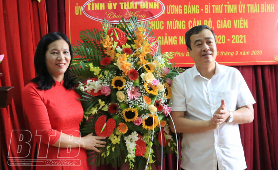   Đồng chí Bí thư Tỉnh ủy thăm và chúc mừng cán bộ, giáo viên Trường THCS Lương Thế Vinh nhân dịp năm học mới